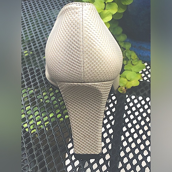 Stuart Weitzman Pumps In Bone With A Dot Texture and Gold Shimmer.Woman’s Size 8 - Picture 12 of 15